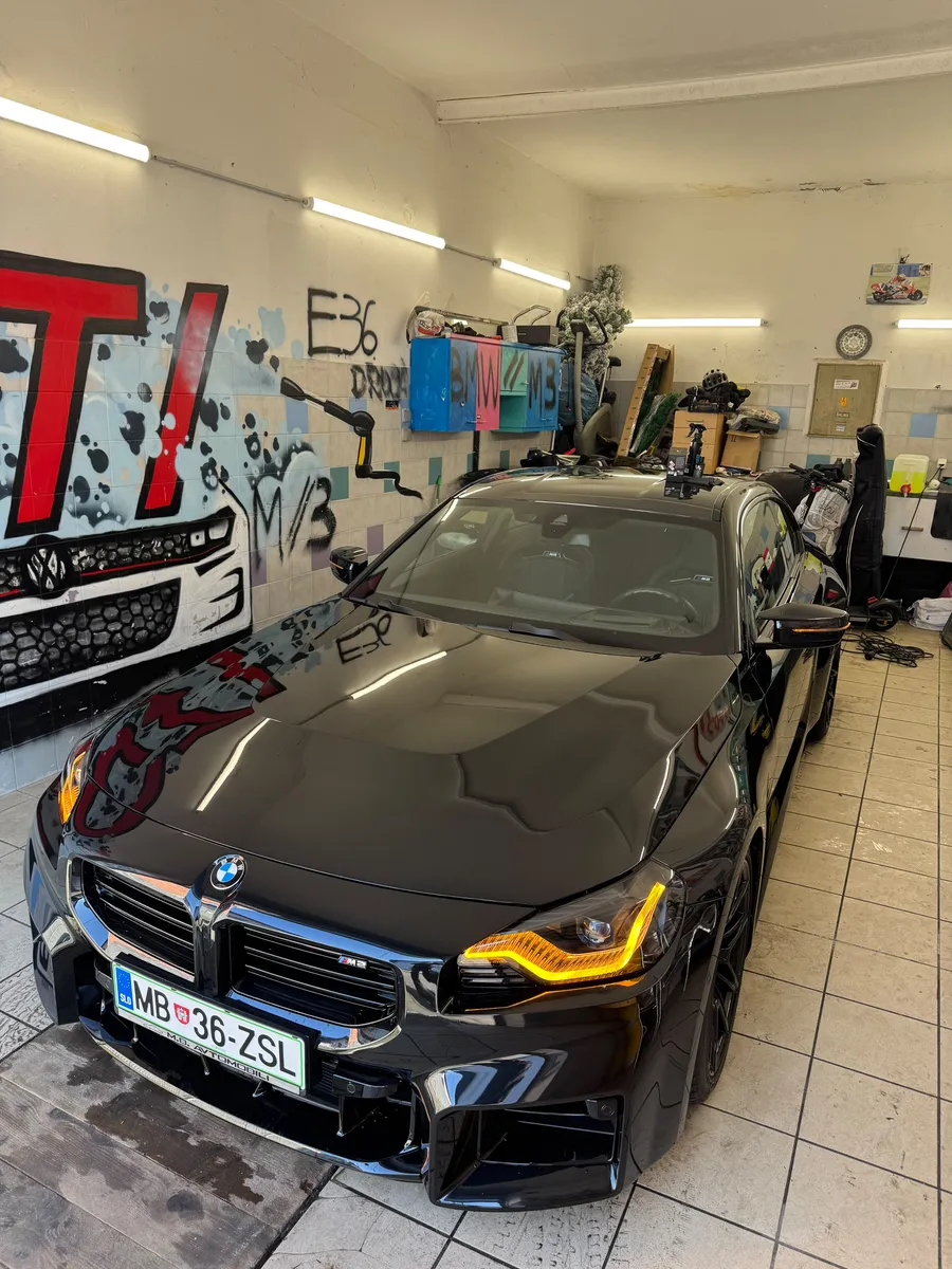 Črn BMW M2 v studiu MYZ